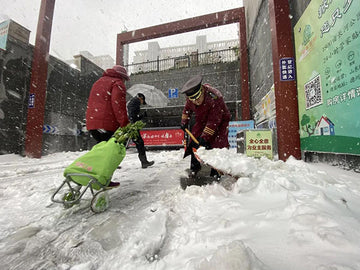 暴雪除雪、铺防滑垫物业人人忙的热火朝天